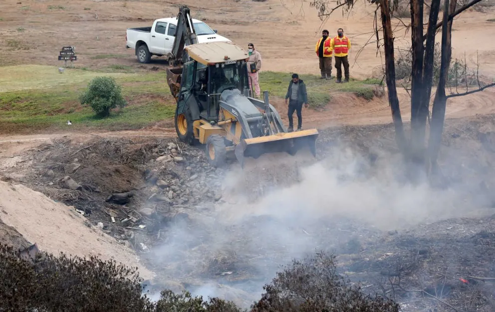 Con maquinaria pesada se ha estado removiendo la basura que se ha encendido reiteradamente la última semana. Para Bomberos, todo indicaría que hay pirómanos que  estarían detrás de estos focos que se prenden.