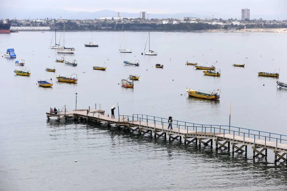 Donde hoy existe un embarcadero simple, el Ministerio de Obras Públicas proyecta, en el marco de renovación de caletas, un proyecto más favorable para los pescadores artesanales, pero parte de la comunidad rechaza la inversión por considerarla invasiva.