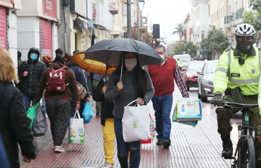 En cuanto comenzó a precipitar salieron los paraguas en las ciudades de la zona  donde precipitó de manera intermitente, mientras que en la cordillera cayó nieve  producto del efecto climático.