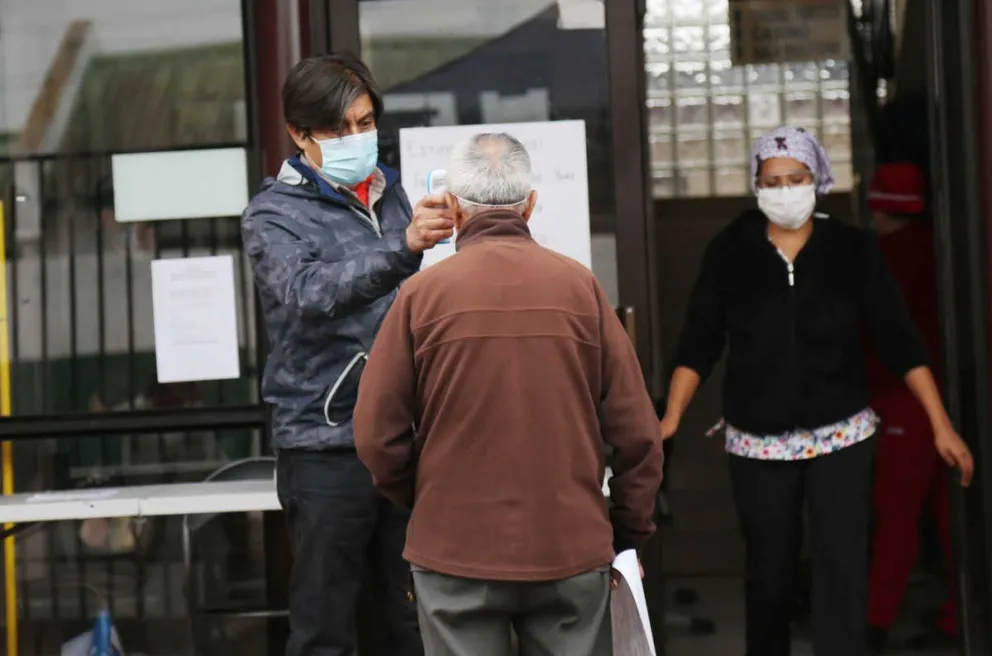 En la salud primaria los funcionarios toman todas las medidas pertinentes para evitar el contagio, pero reconocen que existe un temor permanente por contraer el virus y también por llevarlo a casa.