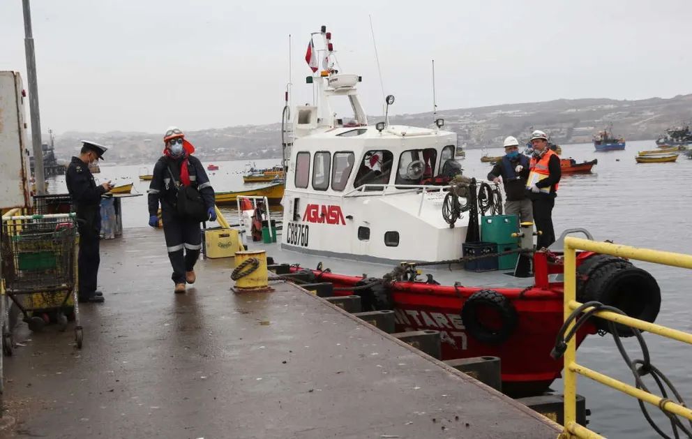 Funcionarios de la Armada controlan todo el tráfico marítimo y la pesca artesanal, viendo que los protocolos sanitarios se cumplan. Hasta ahora no han detectado contagios.