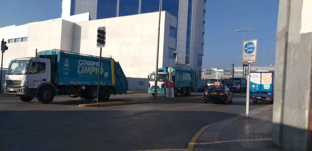 Trabajadores de la empresa Demarco, llegaron con los camiones de retiro de basura a protestar al municipio de Coquimbo.