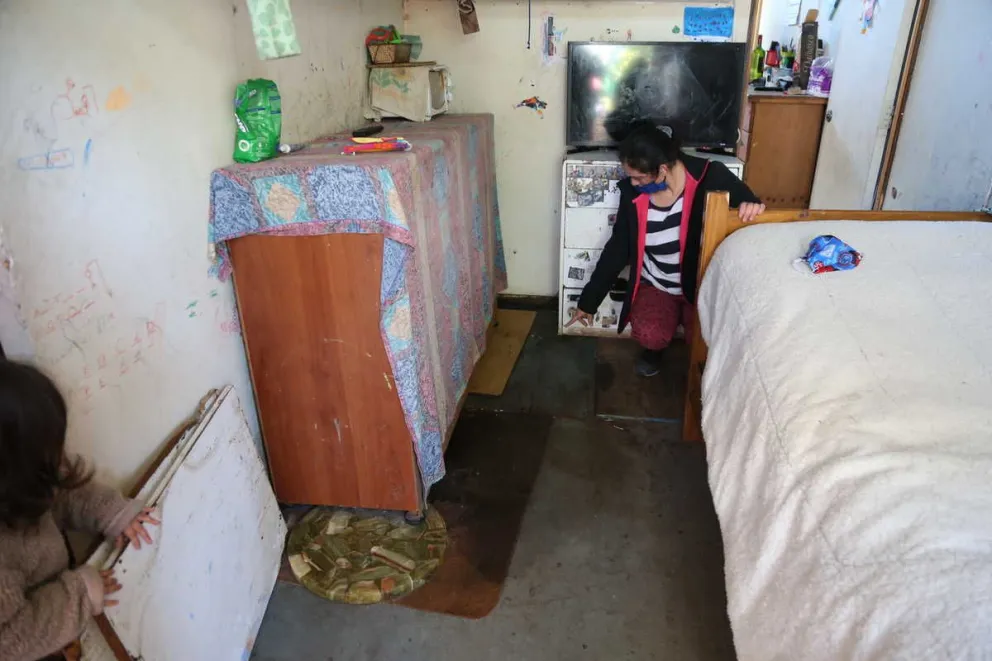 El agua se le filtra al dormitorio, lo que significa que el piso y las camas estén completamente húmedos y vive con sus hijos pequeños en el lugar.