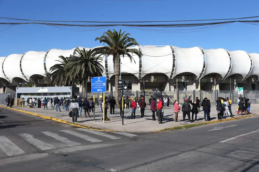 Cientos de personas llegaron al Estadio Sáncjez Rumoroso para que se le corrijan problemas en su ficha social. La mayoría aparece con sueldos que no tiene, motivo por el cual no han recibido los beneficios que le corresponde.