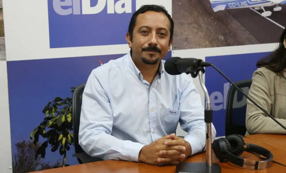 El concejal y médico, Fernando Viveros, en la actualidad y en su trabajo atiende pacientes con covid en sus domicilios en La Serena, mientras que en Coquimbo mantiene comedores y dos clínicas populares para personas de escasos recursos.