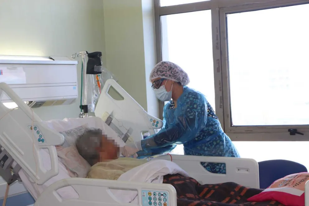 Lo más terrible de contagiarse de Covid y ser internado es que  se transforman en pacientes solitarios por lo contagioso de la enfermedad. Quienes los atienden, como las enfermeras pasan a ser los más cercanos que tienen.