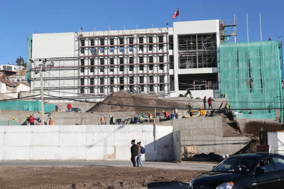 Con una inversión que supera los seis mil millones de pesos y cuenta con tres niveles. El edificio deberá ser entregado durante el segundo semestre de este año.