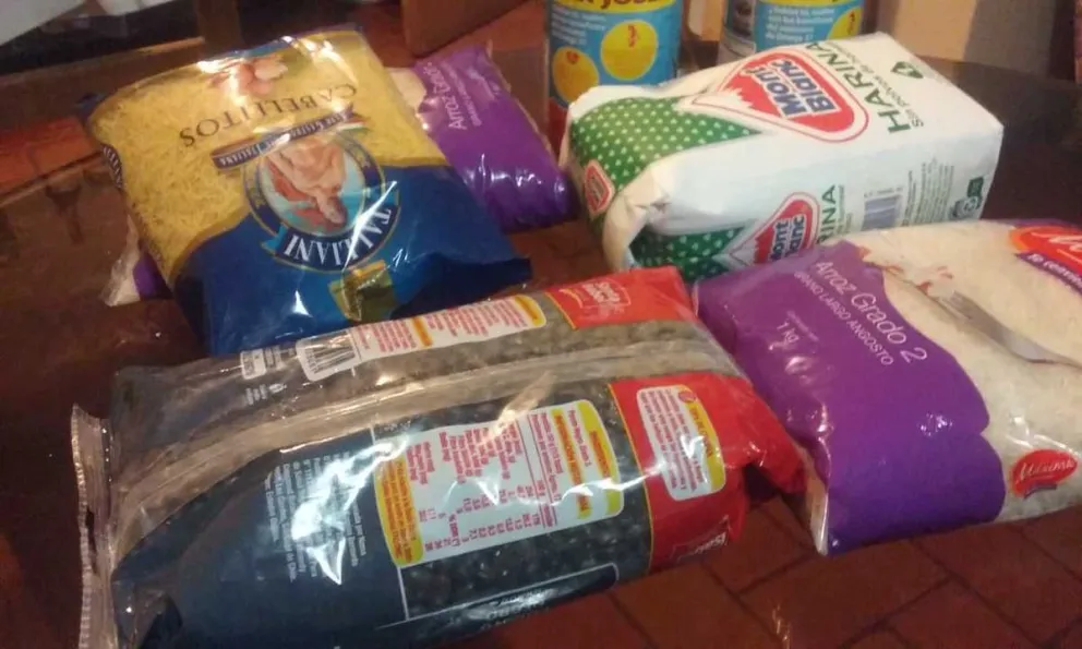 La entrega de ayuda a familias  cuya situación es complicada ha traído una serie de críticas, aunque también quienes han recibido las cajas con mercadería se han mostrado agradecidos. (Foto referencial)