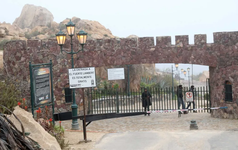 El Fuerte Lambert, otrora lleno de turistas, en la actualidad luce con escasas personas que llegan al lugar que tiene un hermoso paisaje y un hito histórico también.