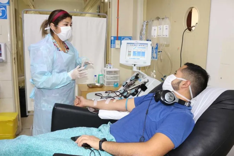 La diferencia entre la donación de sangre completa y la aféresis, es que en la tradicional se extraen 450 cc en aproximadamente 10 minutos, mientras que en la aféresis solo se extrae el componente necesarios de la sangre y el resto de devuelve, el tratamiento dura aproximadamente hora y media.