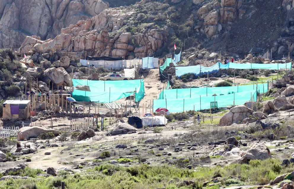 En la zona de atrás de La Pampilla, en plenos roqueríos ya se ha instalado un grupo de unas 12 familias que no tienen dónde vivir. Es una de las últimas tomas.