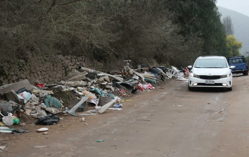 Este camino interior que une a Tierras Blancas con Camino Las Parcelas, se ha tornado en un basural en todo su recorrido.