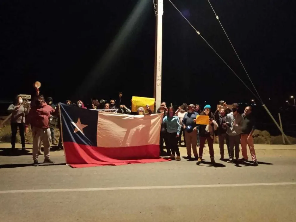 Vecinos  manifestándose en el sector Las Lomas del Sauce por los reiterados cortes de luz que sufren. Denuncian que a lo menos cuatro veces por semana sufren problemas de energía eléctrica.