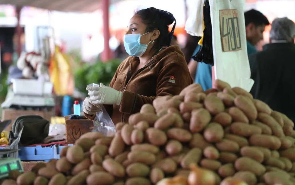 En la Feria de Abastos de La Serena, además de las medidas de prevención, trabajan asesorados por la epidemióloga Muriel Ramírez. Hacen toma de temperatura y exigen alcohol gel.