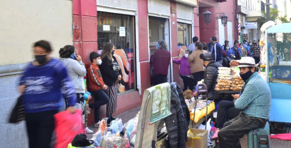 En la vía pública es en donde menos se han respetado las normas básicas frente a la pandemia. Distanciamiento social, uso adecuado de la mascarilla, no salir a la calle si no es necesario, no respetar el toque de queda.