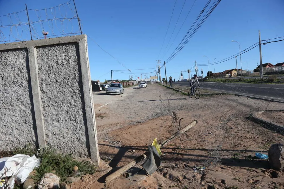 Por este lugar pasaron delincuentes para luego ingresar al Hogar Las Rosas para cometer actos delictuales. Vecinos de El Milagro han reclamado el aumento de la delincuencia.