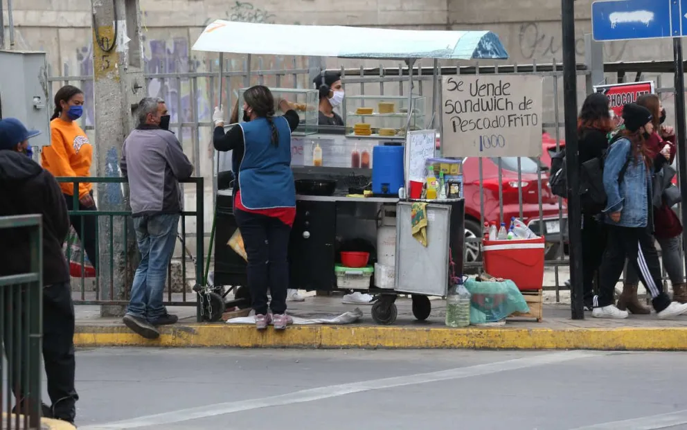 Quienes deben salir a la calle a ganarse el sustento, están en el ojo de los municipios para asistirlos durante la cuarentena. No podrán salir a la calle y dejarán de percibir recursos.