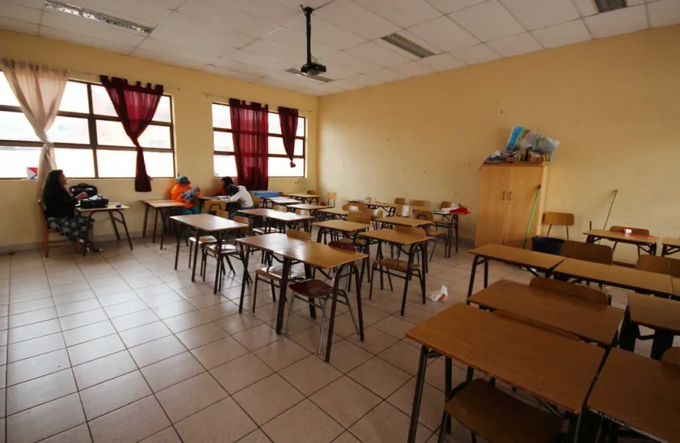 Las salas de clases se han visto vacías los últimos meses, pero los docentes continúan realizando su trabajo utilizando las plataformas de internet para clases virtuales.