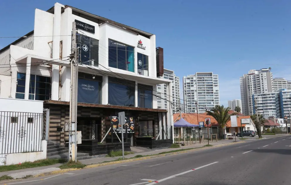 La discoteca Living Loft de la Avenida del Mar está cerrada desde el mes de marzo y su propietario debe seguir pagando arriendo. En este local quedaron 50 personas cesantes.