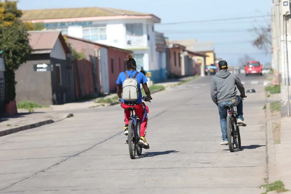 En el sector poblacional de Tierras Blancas los residentes esperan que el número de cajas de mercadería sea mayor que en las veces anteriores, ya que afirman que sectores vulnerables no han recibido ayuda.