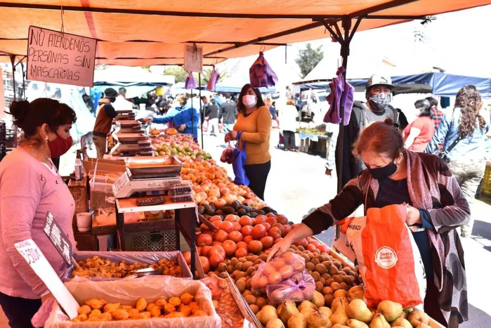 Los feriantes del sector Las Torres y Sindempart, tienen letreros en sus puestos avisando que no atenderán a clientes que no porten mascarillas. También han hecho espacios entre los puestos y ampliado la calle para permitir distancia social.
