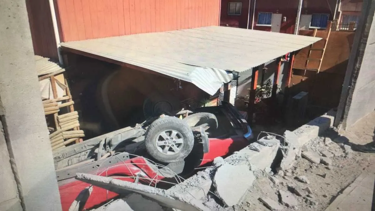 Vehículo cae en el patio de una vivienda en Andacollo: Ocupantes ...