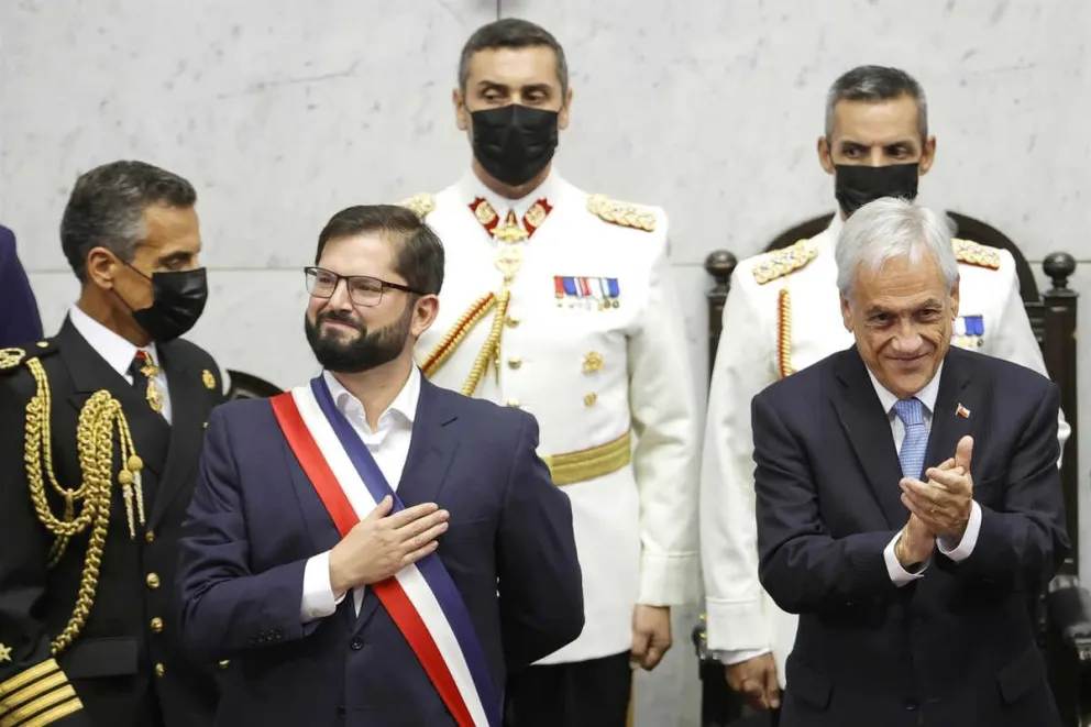 El presidente entrante Gabriel Boric (i) recibe aplausos del ahora expresidente Sebastián Piñera, luego de recibirle el mando durante su ceremonia de investidura, ayer en el Congreso Nacional en Valparaiso.