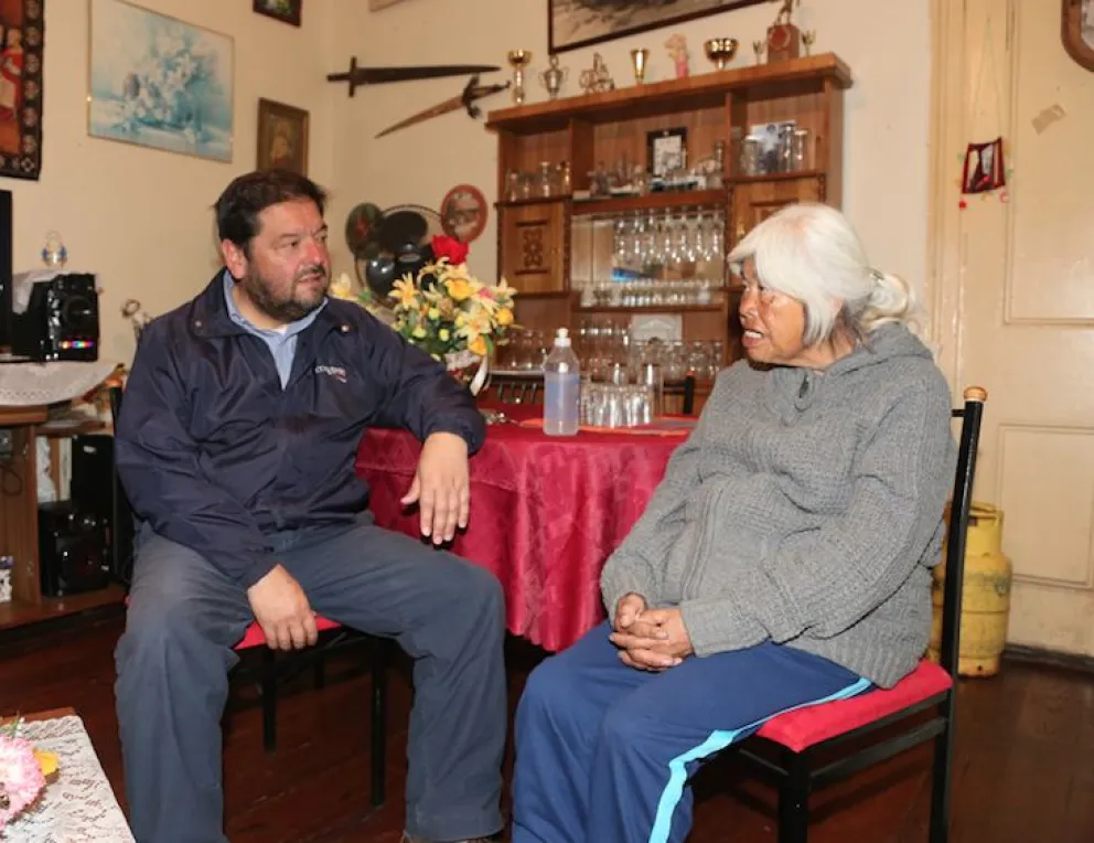 Adulta mayor en situación de calle recibe ayuda en Coquimbo
