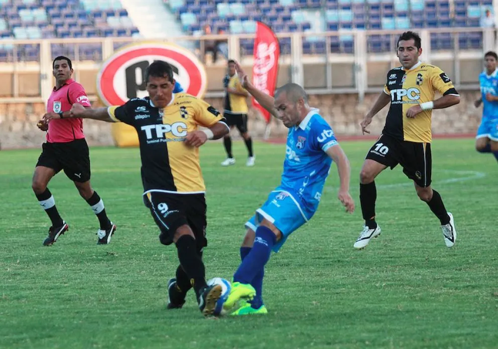 Coquimbo Unido vence de visita a Arica y consigue la cima del campeonato