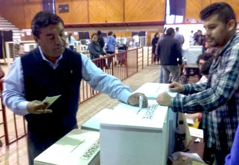El ex edil y candidato del PRI Pedro Velásquez votó  en Coquimbo