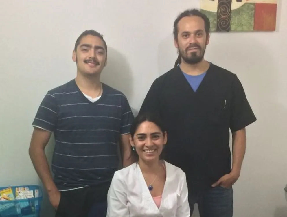 Aníbal Valencia, estudiante de Agronomía,encargado de asesorías de cultivo de cannabis; doctora Gabriela Gamboa y el kinesiólogo Pablo Díaz.