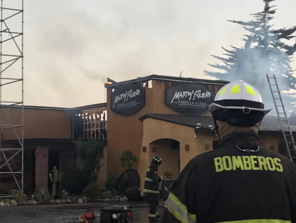 Según pudo constatar un equipo de El Día en el lugar, el siniestro causó daños principalmente en la cocina, oficinas y bodegas, mientras que los salones resultaron afectados por el humo y el agua.