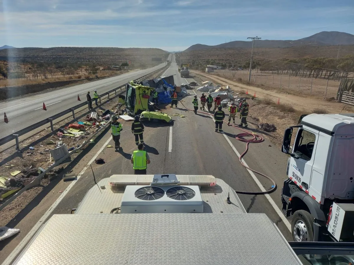 Fuerte volcamiento de camión en Ruta 5 Norte deja a una persona ...