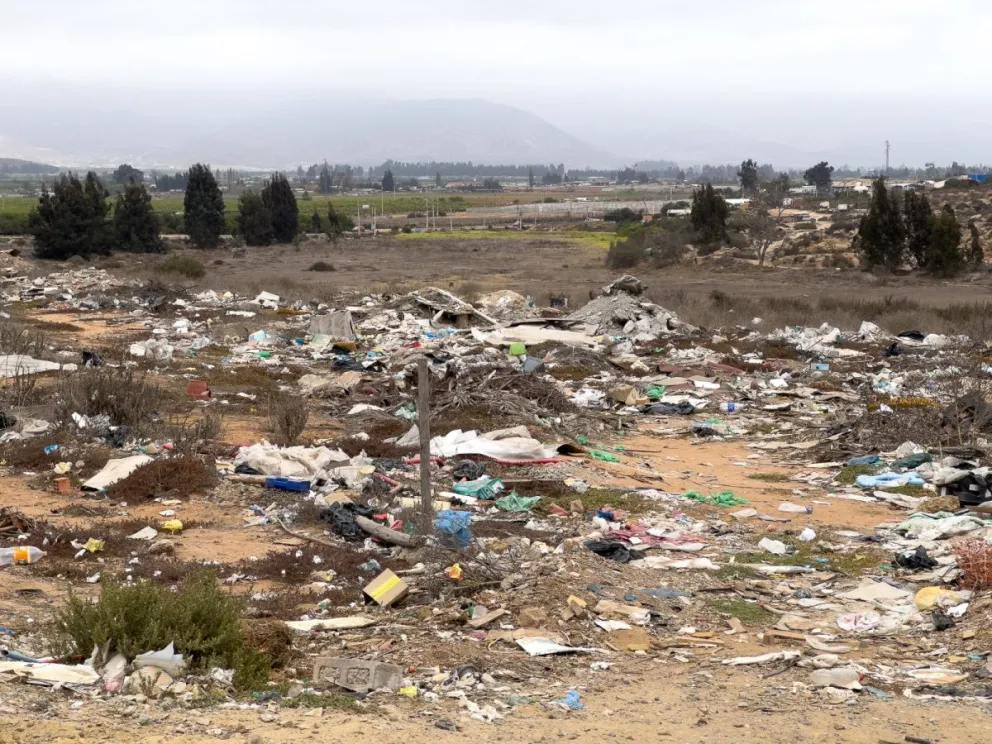 Proliferan los microbasurales en sitios eriazos de la zona a pesar de ...