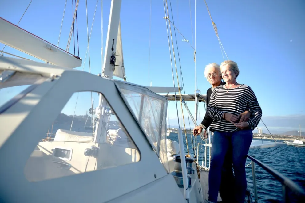 Hervé y Monique Vidal forman un matrimonio francés que, un día, decidió salir a la mar, en búsqueda de aventuras, recorrido que, tras miles de kilómetros, los trajo hasta nuestra región. 