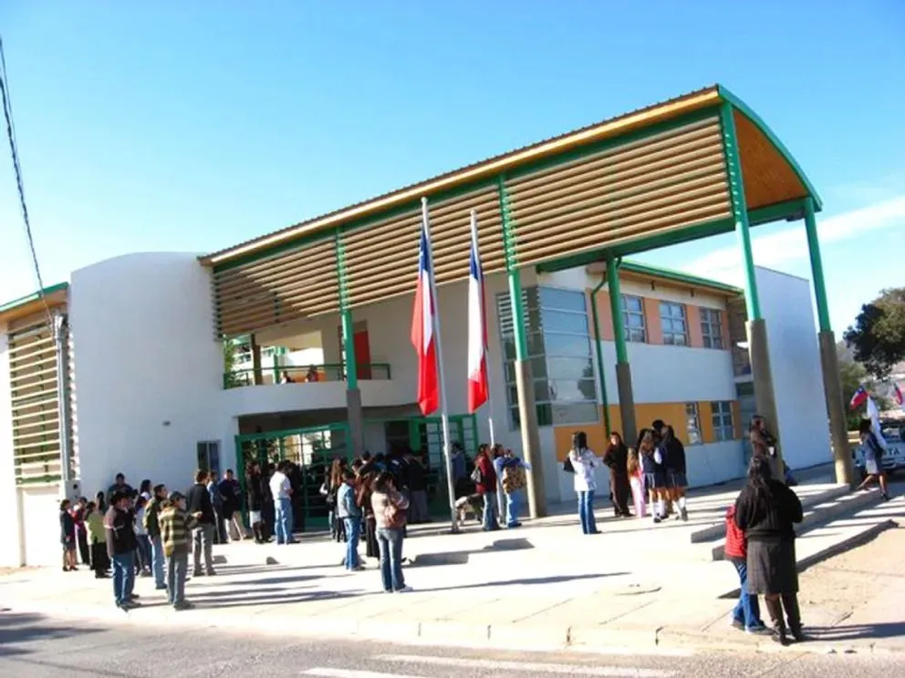 uevamente, la comunidad escolar de la Escuela Guardiamarina Ernesto Riquelme de Ovalle, se ha visto impactada por un presunto caso de abuso sexual en contra de un pequeño estudiante