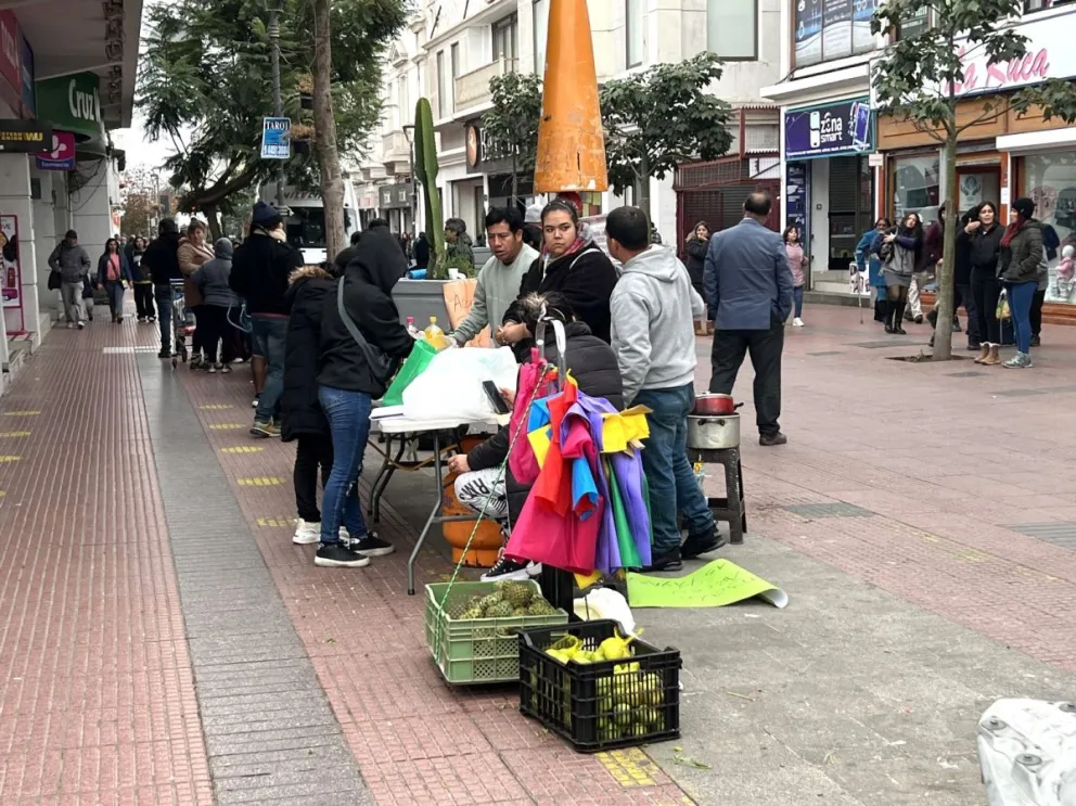 Desde el pasado miércoles, un grupo de vendedores ambulantes se ha ido instalando nuevamente en calle Cordovez, pese a las advertencias del alcalde Roberto Jacob. 