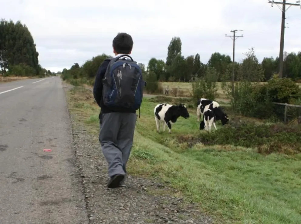 Apoderados señalan que, ante la falta de transporte, niños deben trasladarse a pie o mediante alternativas informales para llegar a sus escuelas. (Foto: Referencial)