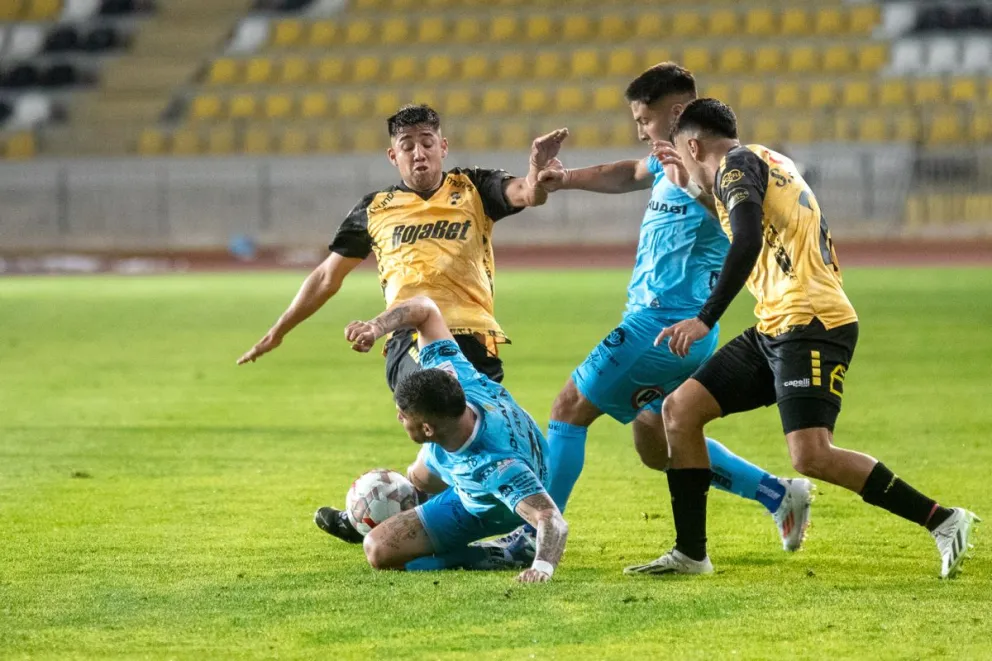 Fotografía: Cristian Silva. Deportes Iquique mostró la efectividad que le faltó al pirata anoche en el Francisco Sánchez Rumoroso, llevándose a Cavancha un valioso triunfo.