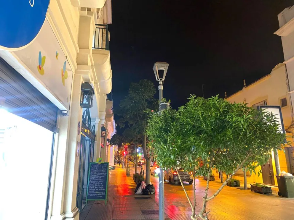 La falta de iluminación sumado a otros factores, como el cierre más temprano del comercio, tiene al casco histórico de la ciudad sumido en el abandono y la inseguridad