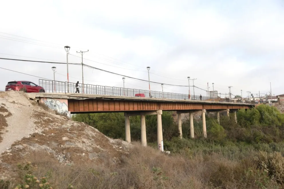 A 43 años de su inauguración, el puente El Libertador sigue cumpliendo su función de unir a Las Compañías con el centro de La Serena. Vecinos afirman, sin embargo, que se está deteriorando.