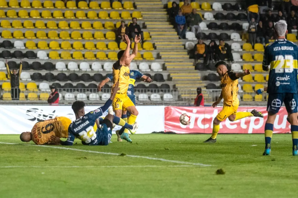Dylan Glaby, jugado en ofensiva, disputa e incomoda al zaguero Bauermann, quedando el balón para el derechazo de Jara quien anotó el 2-2. FOTO: Cristian Silva
