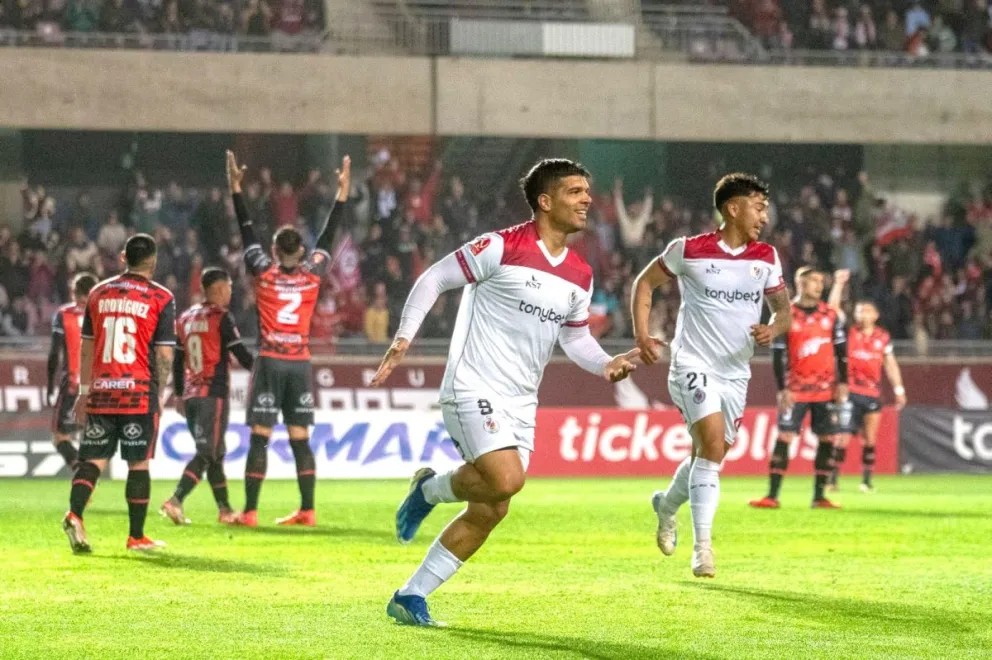 Créditos: Cristian Silva.  Lionel Altamirano fue la gran estrella de la noche tras anotar los dos goles que le dieron la victoria a Club Deportes La Serena. 