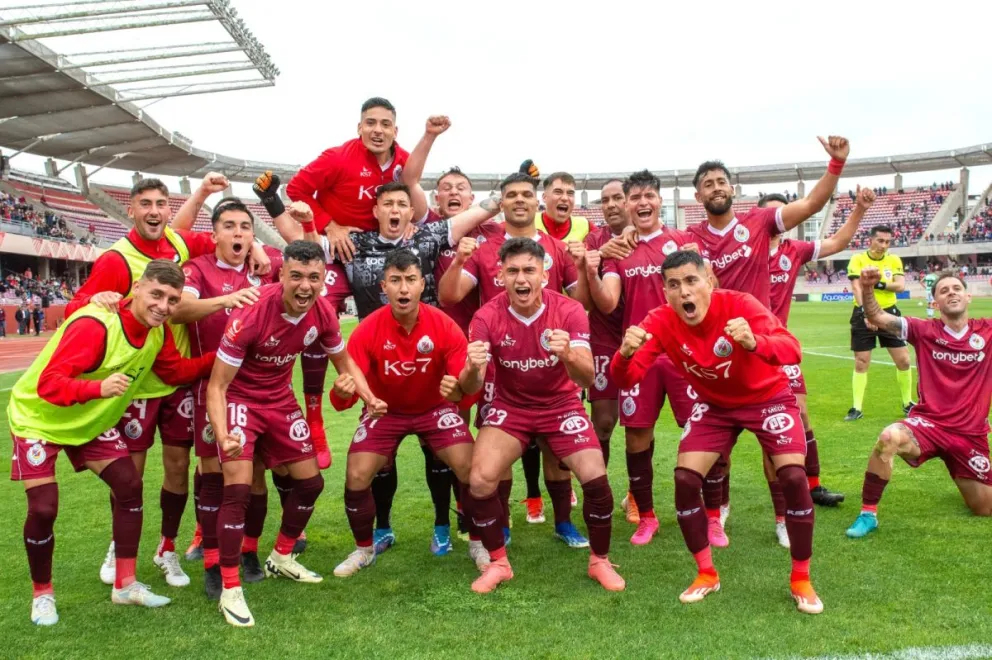 Deportes La Serena fue el mejor de la categoría de plata del fútbol chileno, cerrando la campaña con un exigido triunfo por 4-2 sobre Temuco
en La Portada/ Cristian Silva. 