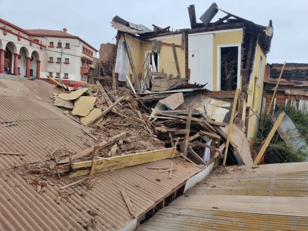 Gran parte de la vivienda ubicada en la zona típica de La Serena se derrumbó durante la mañana de ayer. No hubo transeúntes lesionados y la vivienda estaba deshabitada/ CEDIDA