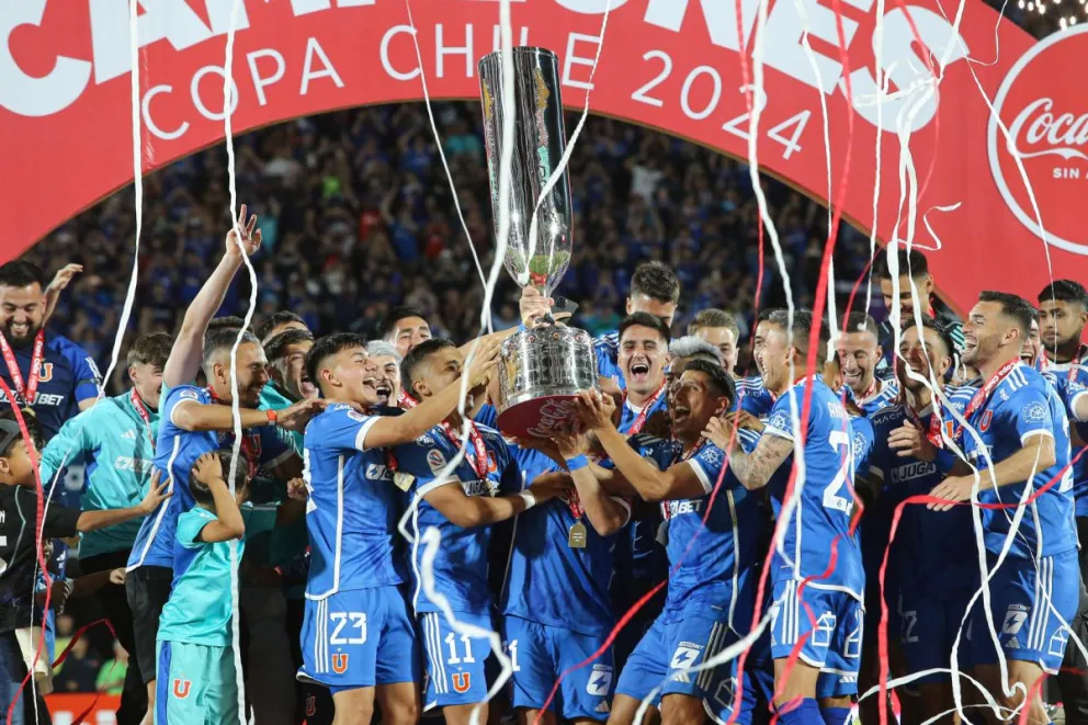 <h3>La U conquista la Copa Chile al vencer a Ñublense y rompe su sequía de títulos</h3><br /> 2 Universidad de Chile celebra su triunfo en Copa Chile