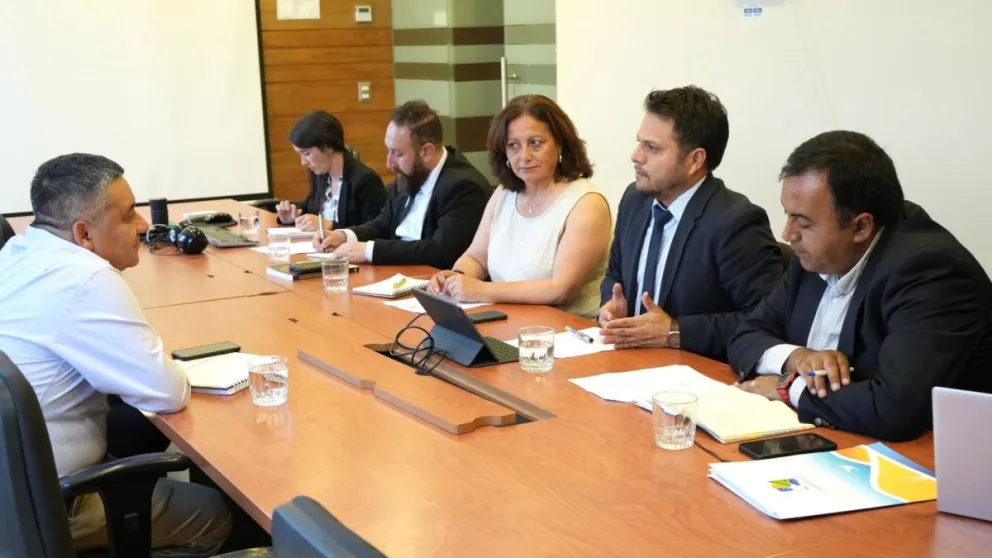 Las autoridades regionales, junto con sus equipos técnicos, se desplazaron a las oficinas del Ministerio del Interior, la Subsecretaría de Desarrollo Regional (SUBDERE) y la DIPRES para agilizar la ejecución de proyectos priorizados por el GORE.