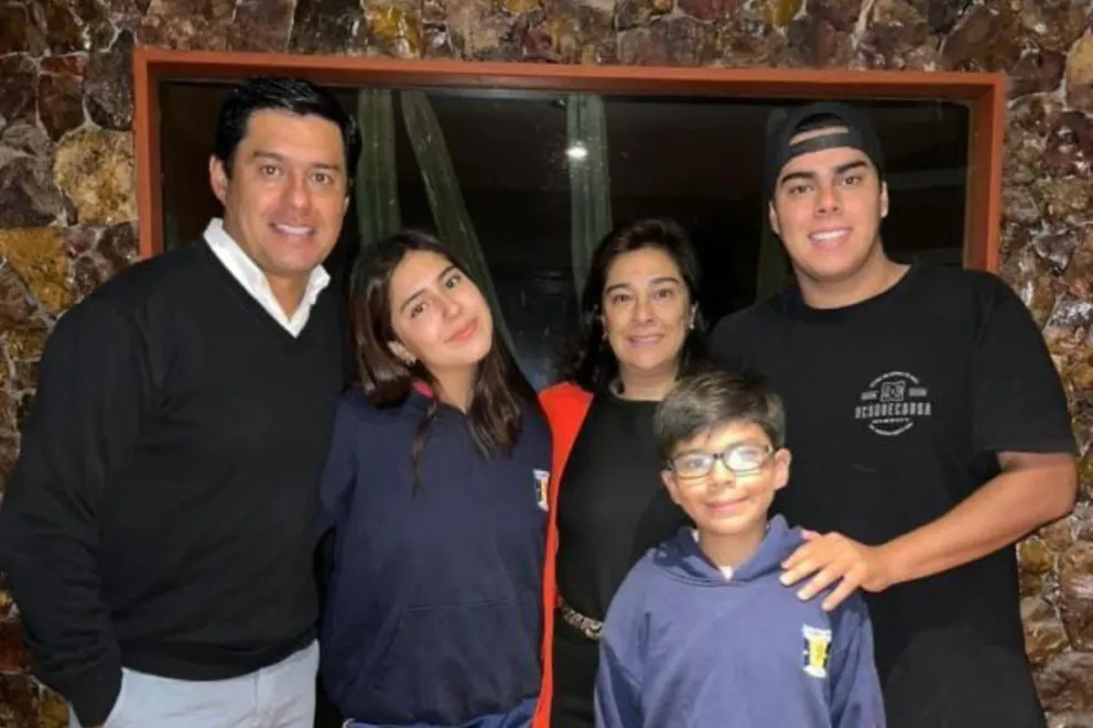 Renata junto a su familia, sus padres Michael Riffo y Verónica Martínez y sus hermanos Joaquín (20) y Clemente (10). 