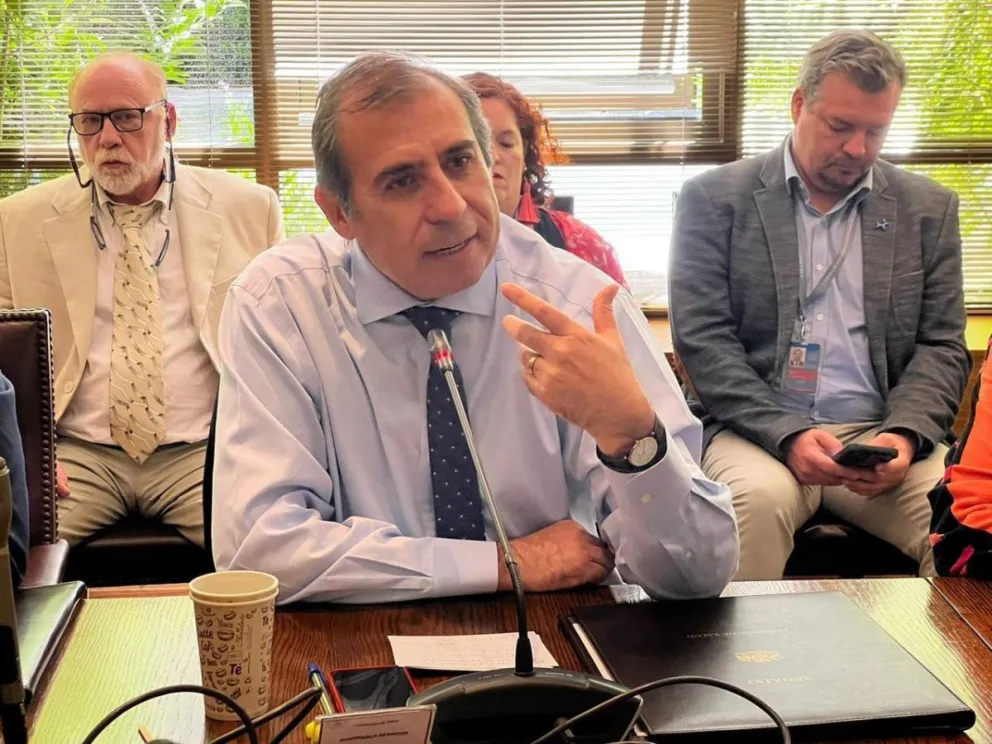 Nuevos antecedentes complican a senador Gahona: Habría recibido cheque de $4 millones de Yáber