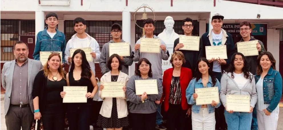 En la imagen, José López, Rodrigo Flores, Bastián Gajardo, Pedro Sánchez, Patricio Vidal, Cristóbal Becerra, Joel Araya Astorga, subdirector, María Tapia, profesora jefe Cuarto Medio B, Antonia Leal, Noemí Del Valle, Nathaly Araya, Luisa Cuello Yuschkewit